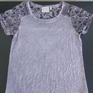 Dantelle distressed lace sleeves top